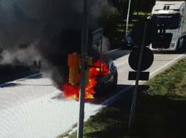 Auto in fiamme nei pressi del casello autostradale di Carpi: disagi alla circolazione